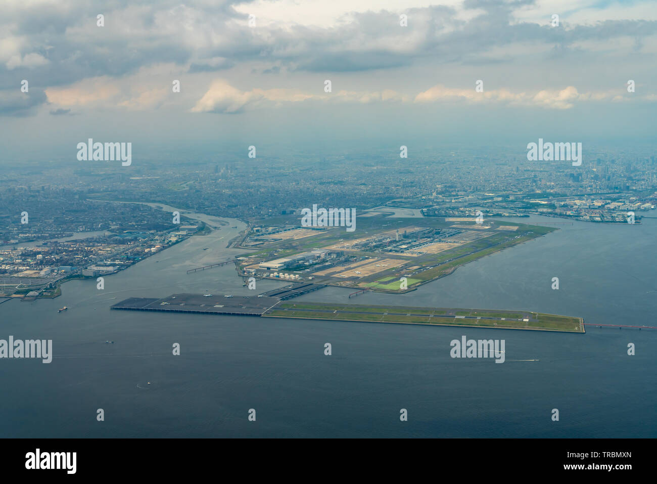 Vue aérienne de la baie de Tokyo autour de l'aéroport international de Haneda, à Tokyo, au Japon. Banque D'Images