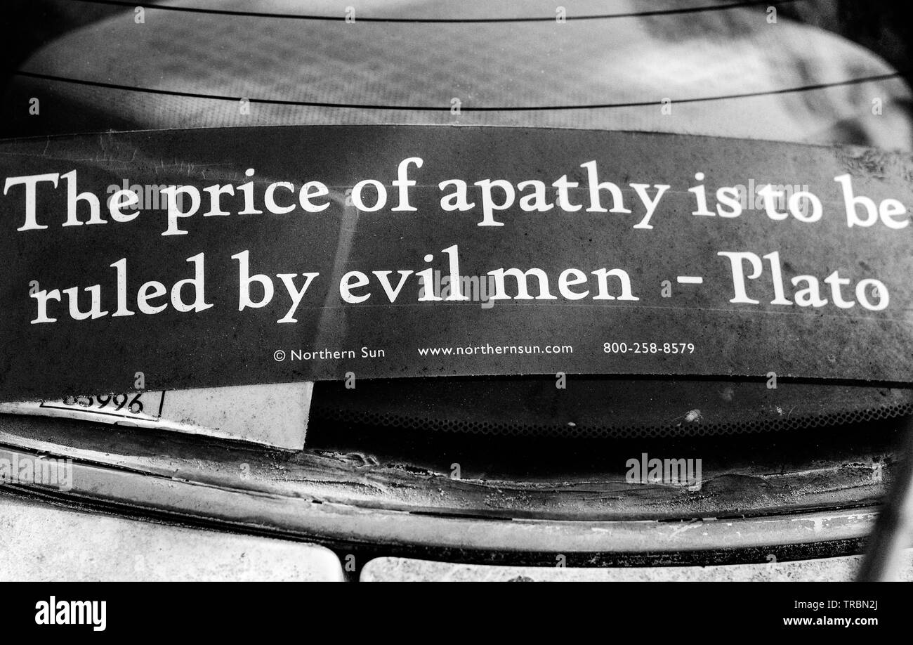 Un autocollant sur une voiture a une citation de Platon sur elle : "Le prix de l'apathie c'est d'être gouverné par des hommes mauvais. Banque D'Images