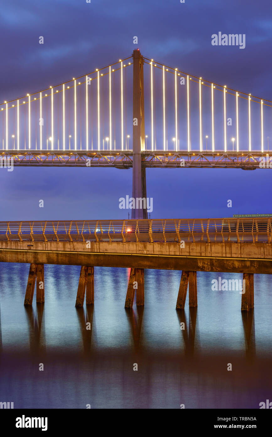 Bay Bridge est situé en Californie, États-Unis, et relie San Francisco et Oakland. Sa construction achevée en 1936 et est l'un des principaux monuments de Banque D'Images