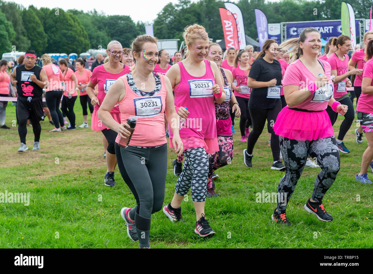 Warrington, Royaume-Uni. 2 juin 2019. Race for Life 2019, Warrington, au profit de la recherche sur le cancer. Le début de l'une des courses Banque D'Images