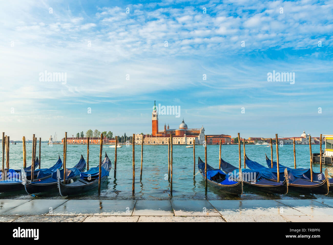 Gondoles amarré par la place Saint Marc avec di San Giorgio Maggiore en arrière-plan. Venise, Venise, Italie, Europe Banque D'Images