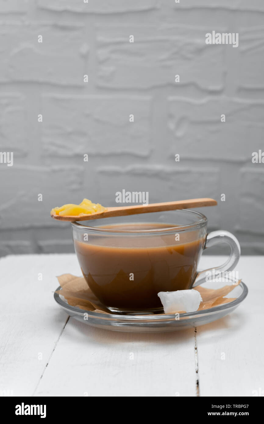 Kéto beurre café fiche de ghee beurre et huile cocnut, copy space Banque D'Images
