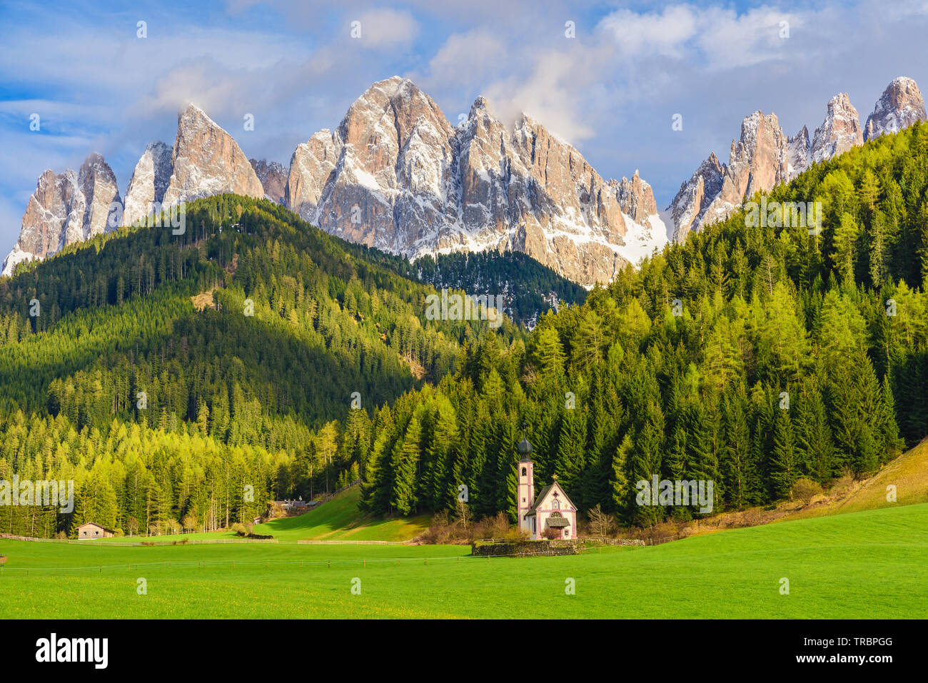 Paysage ensoleillé de cols alpins. L'église St Johann avec de belles montagnes des Dolomites, Santa Maddalena, Val Di Funes, Dolomites, Italie. Banque D'Images