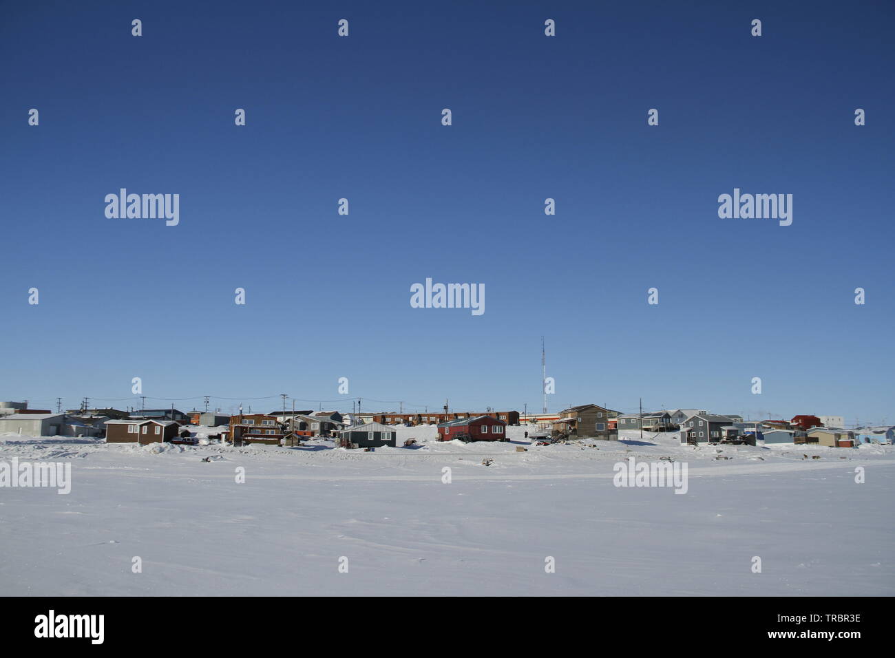 Avis de Cambridge Bay, au Nunavut, une communauté du nord de l'Arctique au Canada, au cours d'une journée d'hiver ensoleillée Banque D'Images