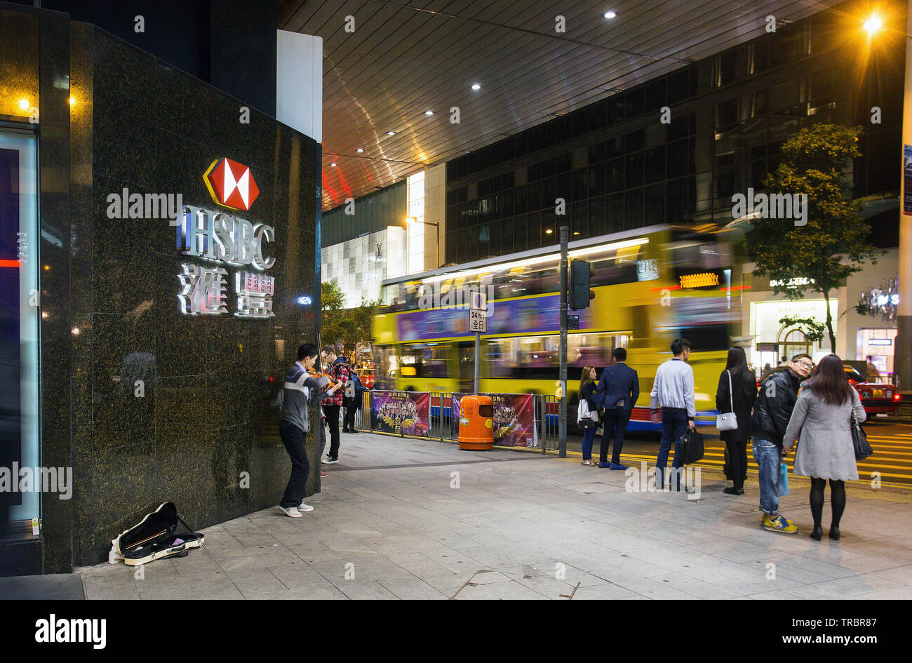 01/25/2015 violoniste HongKong . à jouer du violon. Soirée - Personnes fourmilière Banque D'Images