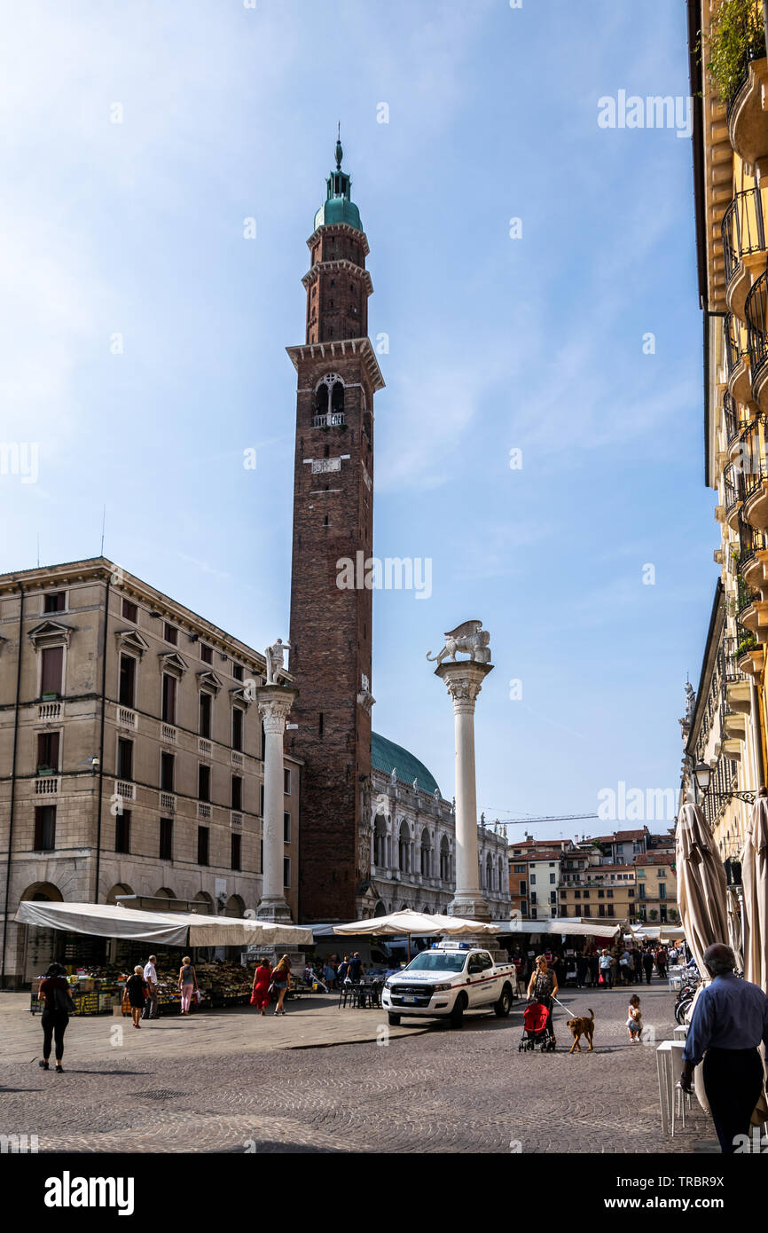 Un marché sur la Piazza dei Signori avec vue sur Torre Bissara, Vicenza, Italie Banque D'Images