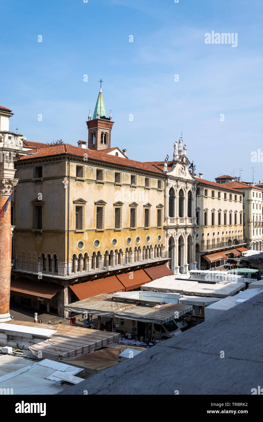 Une vue sur le marché de la Piazza dei Signori avec la façade du Palazzo di Monte di Pietà derrière, Vicenza, Italie Banque D'Images