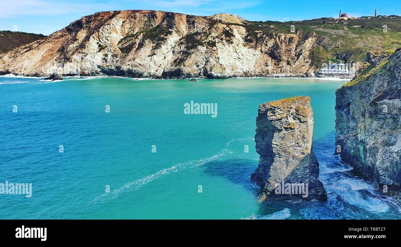 Des formations rocheuses intéressantes près de Rolvenden,Cornwall,UK. La suite de milliers d'années d'érosion par la mer. Les mines d'étain sont visibles sur l'horizon. Banque D'Images