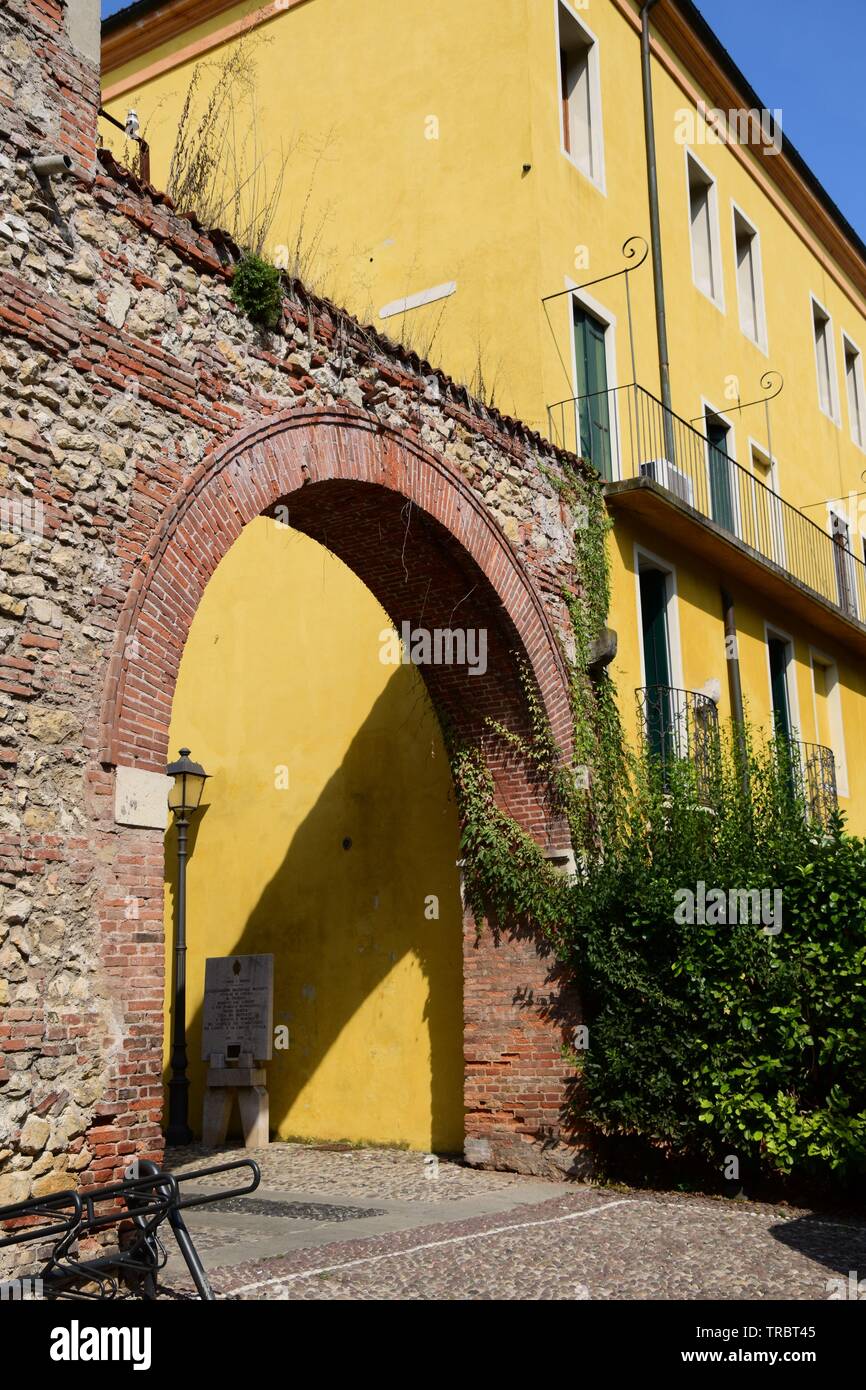 Brique arch menant à giardino salvi, Vicenza Banque D'Images