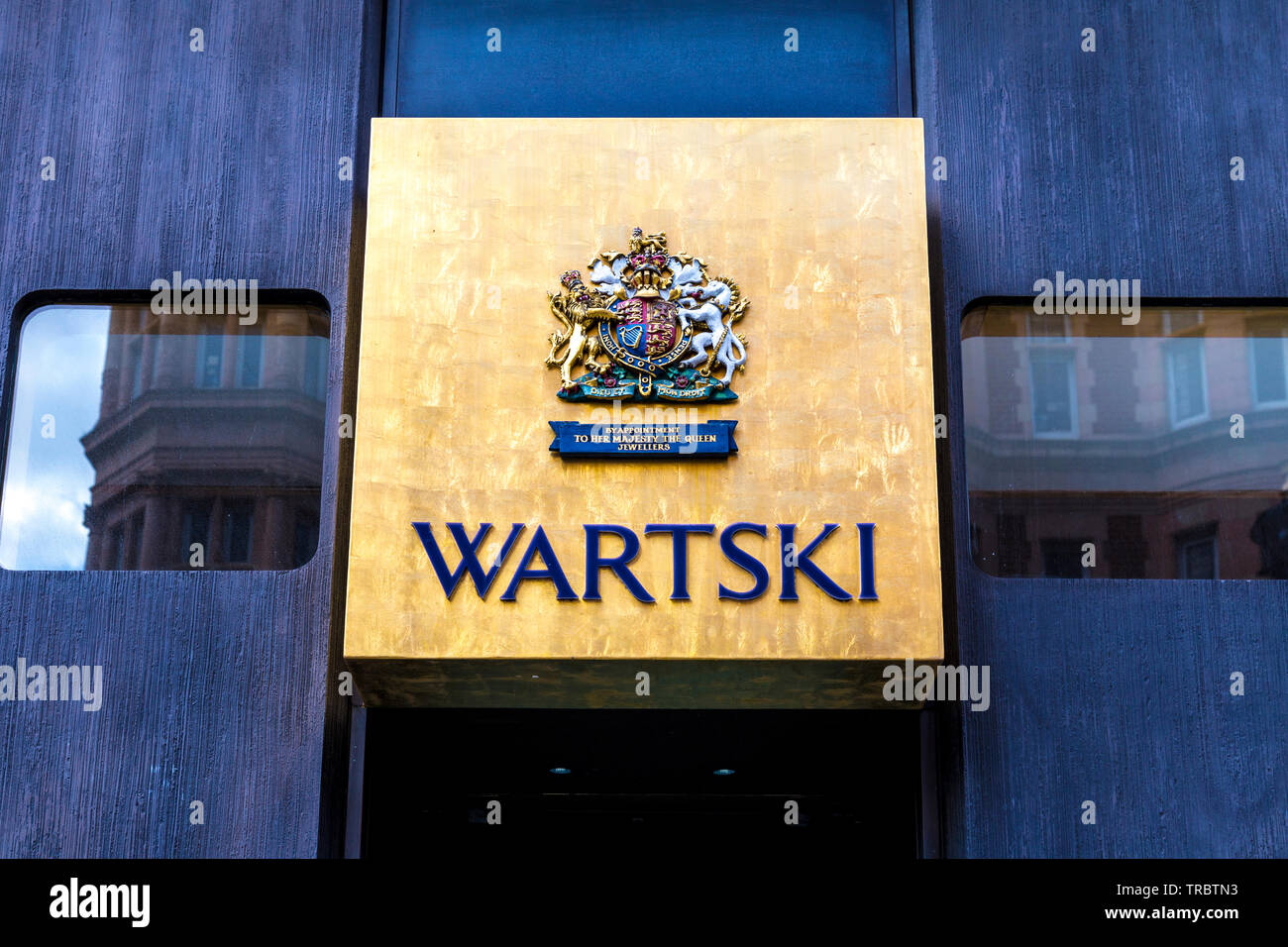 Signe de joaillerie de luxe Wartski concessionnaire à l'avant du magasin à Mayfair, Grafton Street, London, UK Banque D'Images