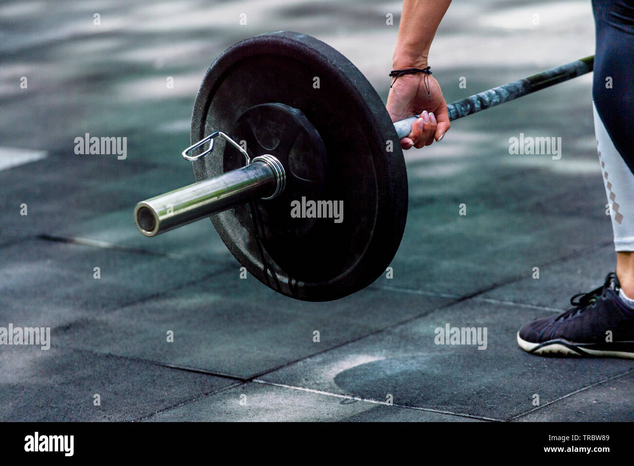 La préparation de sa femme crossfit haltérophilie d'entraînement avec un haltère lourd Banque D'Images