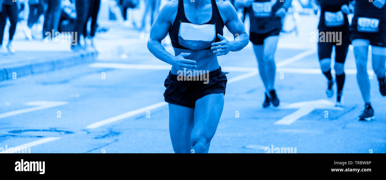 Méconnaissable à l'extérieur. runner musculaire La course de longue distance. La couleur bleue. Banque D'Images