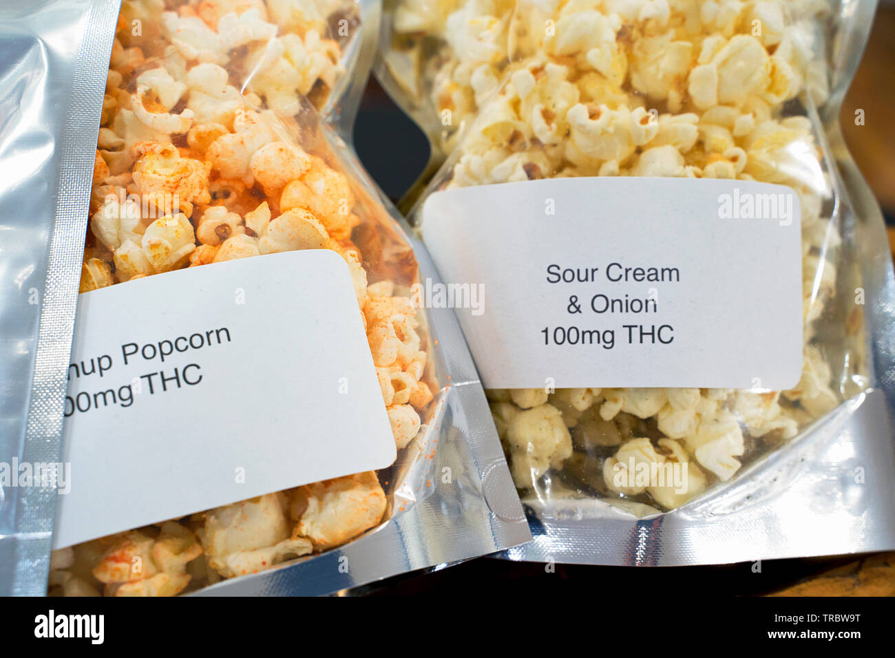 Cannabis comestibles, popcorn avec 100mg de THC, tétrahydrocannabinol, Marijuana, Cannabis dans les aliments Banque D'Images
