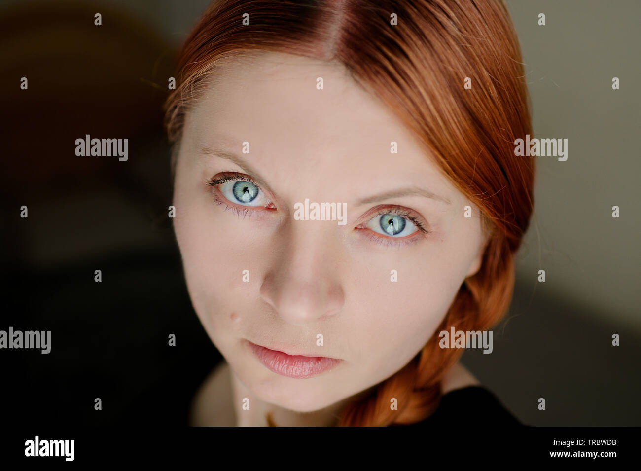 Visage d'une jeune fille qui a des cheveux rouge un grands yeux bleus. Femme polonaise. Banque D'Images