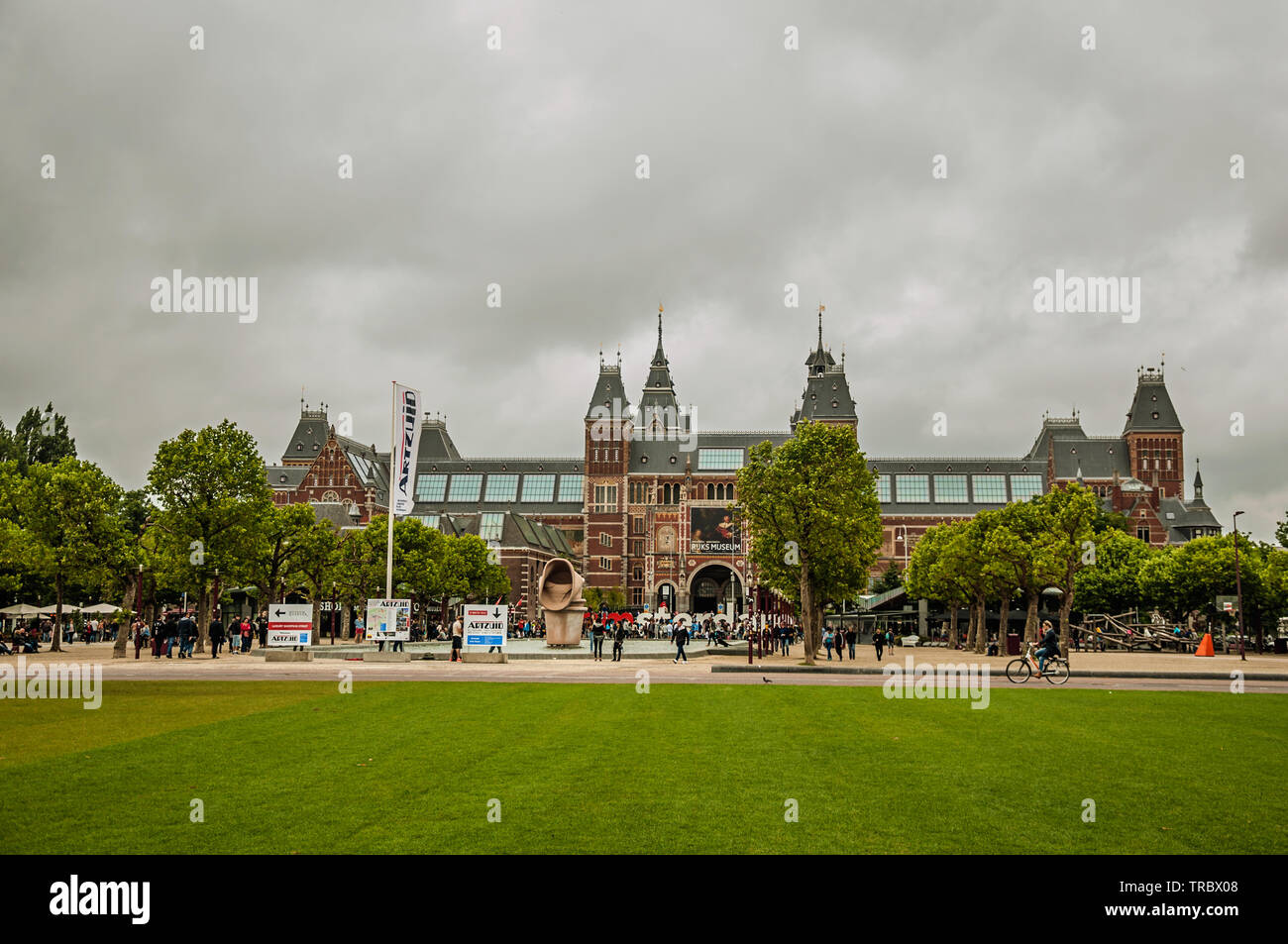 Pelouse de Museumplein (place des Musées) en face du Rijksmuseum à  Amsterdam. L'activité culturelle de la ville avec d'énormes, les canaux et  les ponts en Pays-Bas Photo Stock - Alamy