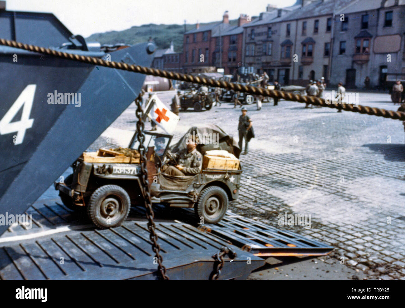 Jeeps roulant dans les portes ouvertes d'un LCT dans un port de Bretagne en préparation pour le D-Day. Juin, 1944 Banque D'Images
