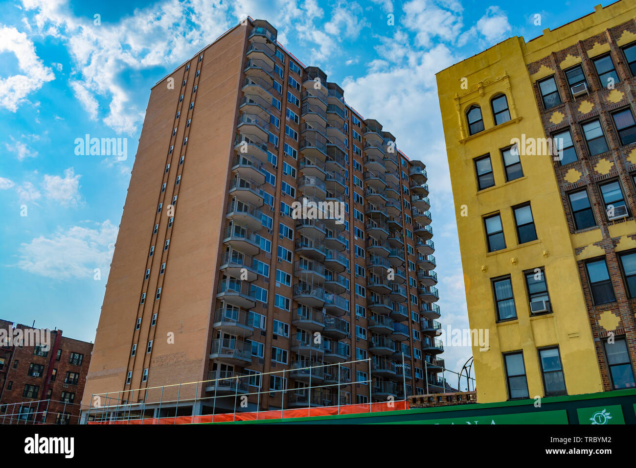 De grands immeubles d'habitation à l'océan et de ciel bleu, à Brooklyn Coney Island. Banque D'Images