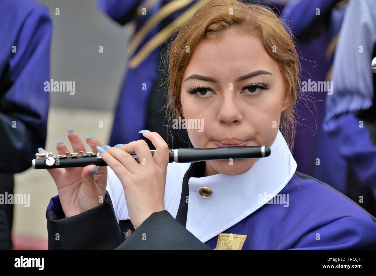 Les enfants hispaniques qui sont membres de l'école de Californie fanfares avec instruments à Santa Maria parade Banque D'Images