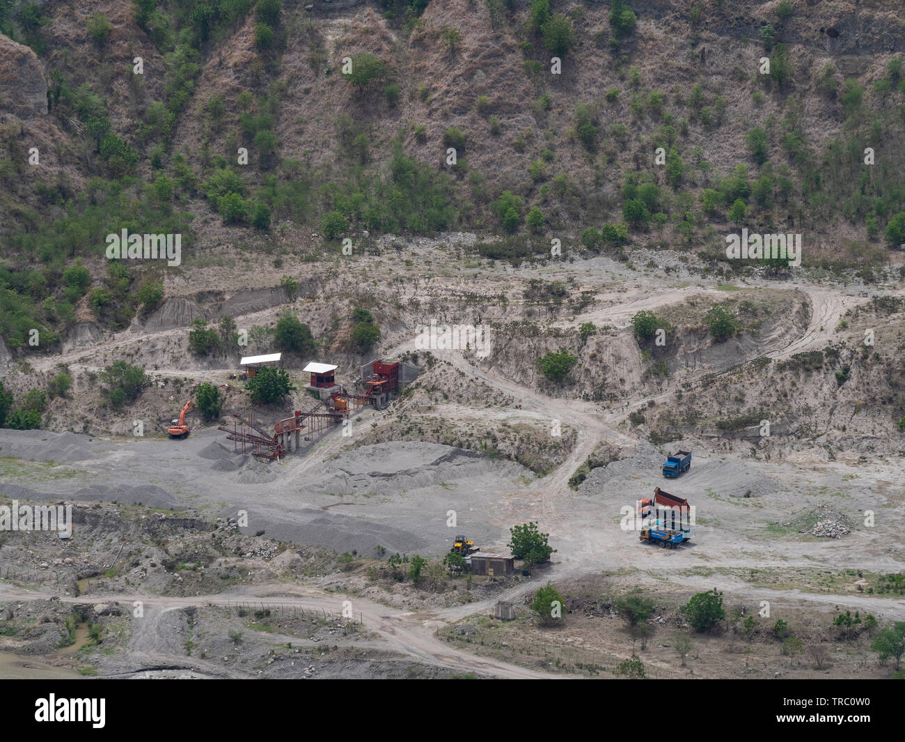 Photo aérienne de la carrière aux Philippines avec des camions et des équipements de production Banque D'Images