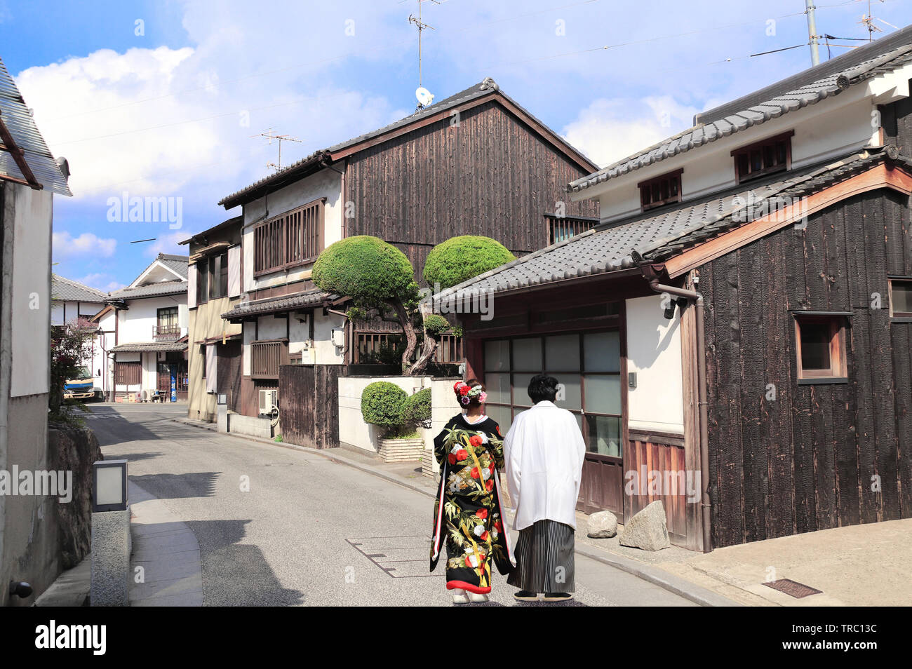 L'homme et la femme dans des vêtements traditionnels japonais kimono et hakama à pied sur la rue médiévale dans quartier Bikan, Kurashiki, Japon Banque D'Images