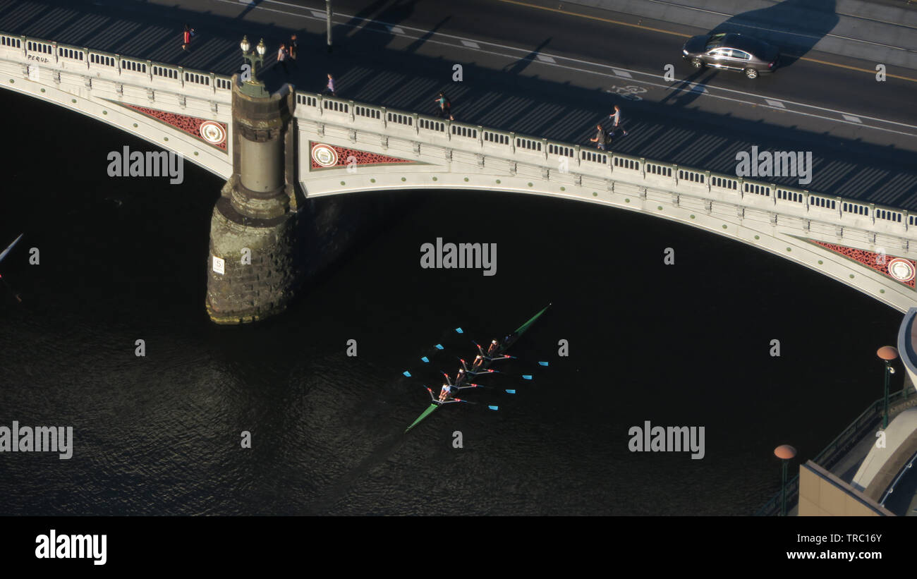 Melbourne, Australie. Les rameurs sur la rivière Yarra, passez sous le pont de Princes à Melbourne. Banque D'Images