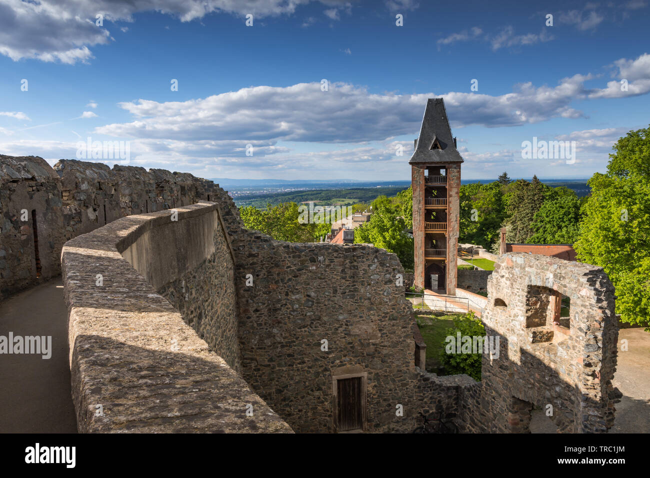 Château Frankenstein (Burg Frankenstein), un château médiéval perché situé dans la chaîne de montagnes Odenwald près de Darmstadt dans le sud de la Hesse, Allemagne. Banque D'Images