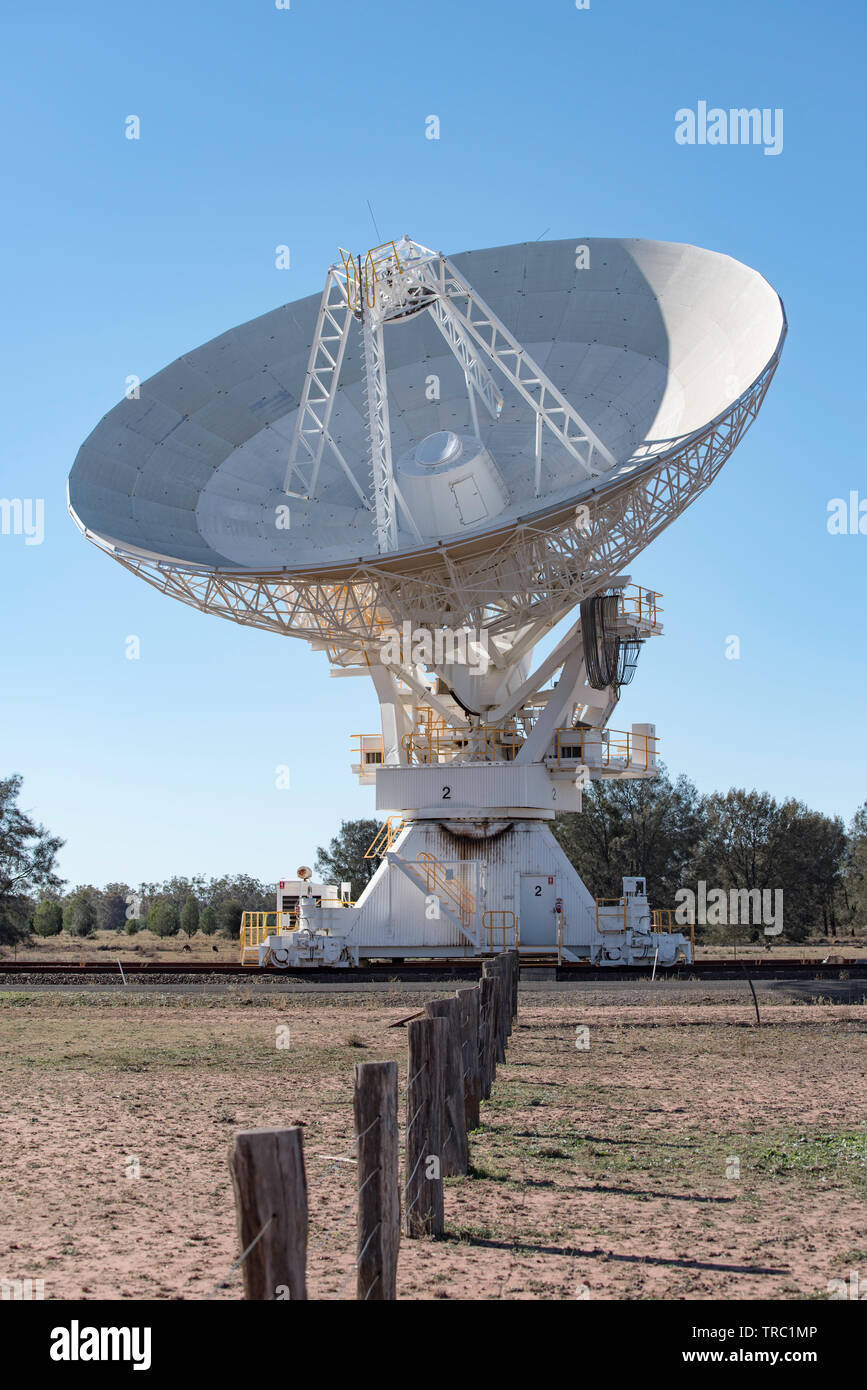 L'une des six voies de télescopes montés à l'Australian Telescope Array Compact, Paul Wild observatoire près de Narrabri en NSW, Australie Banque D'Images
