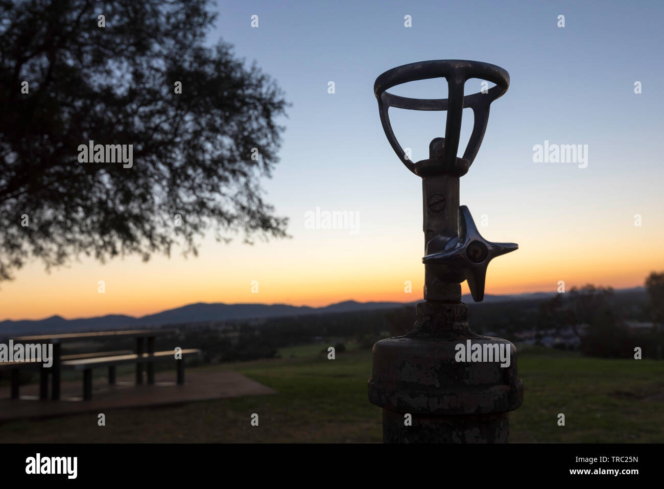 La silhouette d'un bulleur ou fontaine à eau contre le soleil levant sur les retraités Hill Lookout à Gunnedah, nord ouest de la Nouvelle-Galles du Sud, Australie Banque D'Images