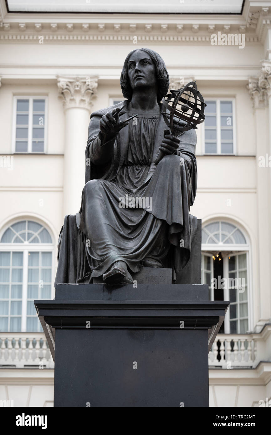 Nicolaus Copernicus Monument à Varsovie, Pologne, statue en bronze de l'astronome polonais à partir de 1830 la tenue d'une boussole et sphère armillaire, Palais Staszic (1 Banque D'Images