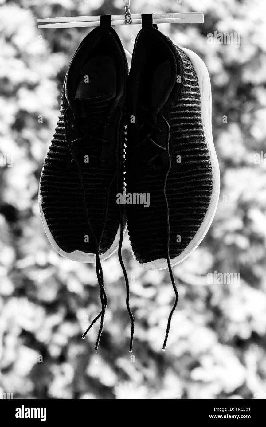 BlackandWhite - still life - chaussures de sport Nike - Objet, publicité  photo - pendaison, séchage - drôle - accroché sur la chine - BIPHART  côtelettes Photo Stock - Alamy