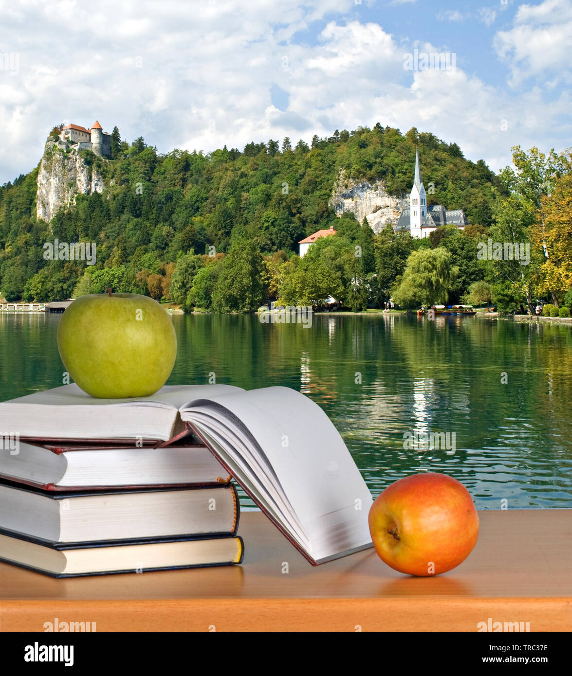 Livres et apple Banque D'Images