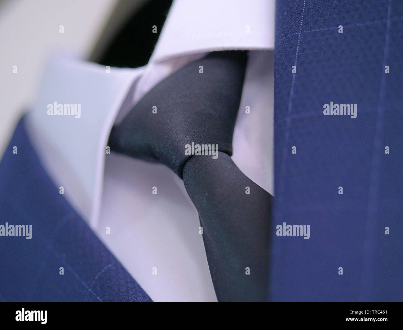 Bleu marine Élégant costume avec chemise blanche et cravate de soie brodée,  homme accessoires pour la tenue de ville, ensemble, marié élégant costume  d'entrevue d'emploi Photo Stock - Alamy