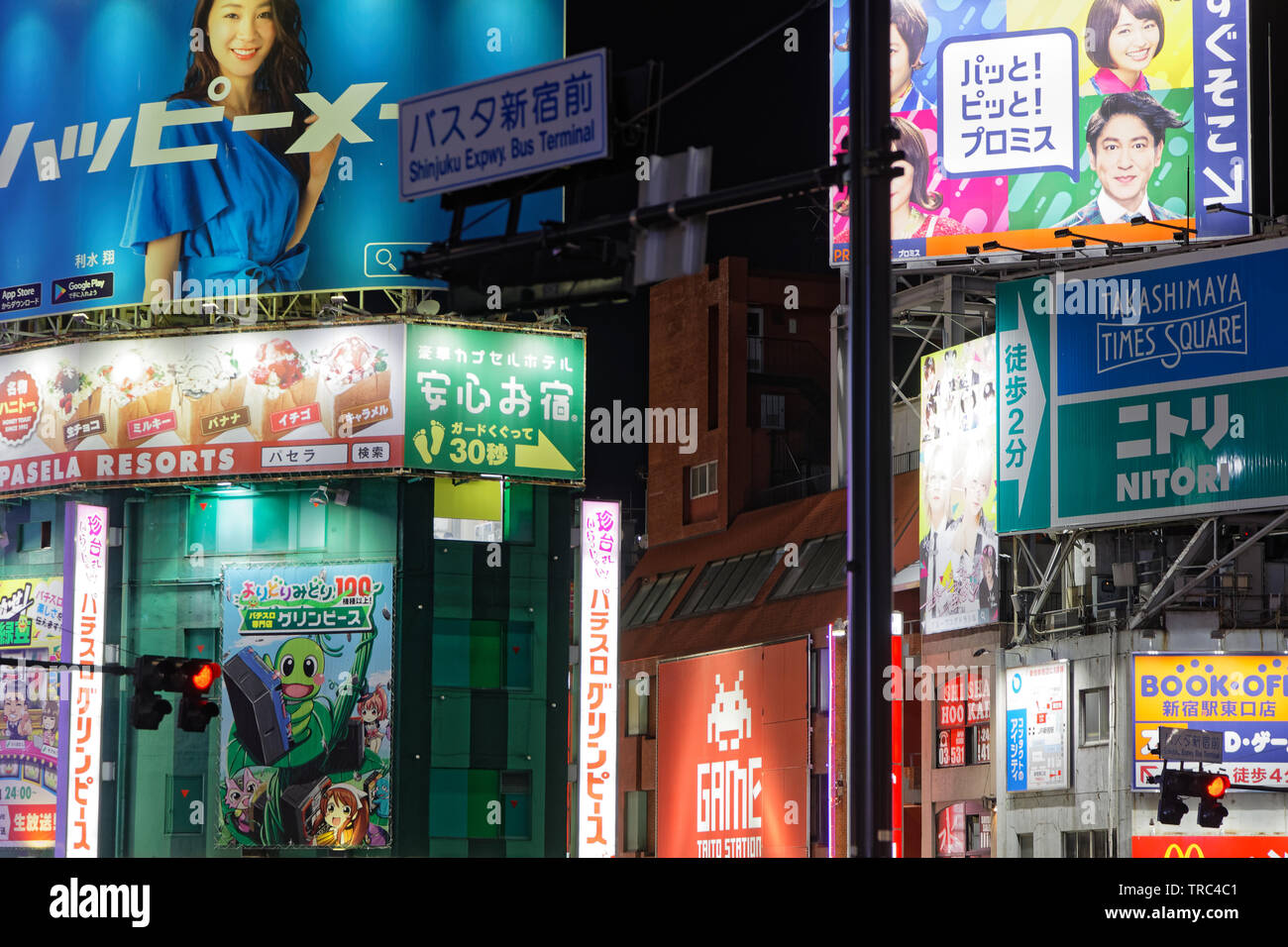 TOKYO, JAPON, le 9 mai 2019 : district de Shinjuku de nuit. La grande région de Tokyo classé comme le plus peuplé de la région métropolitaine le monde. Banque D'Images