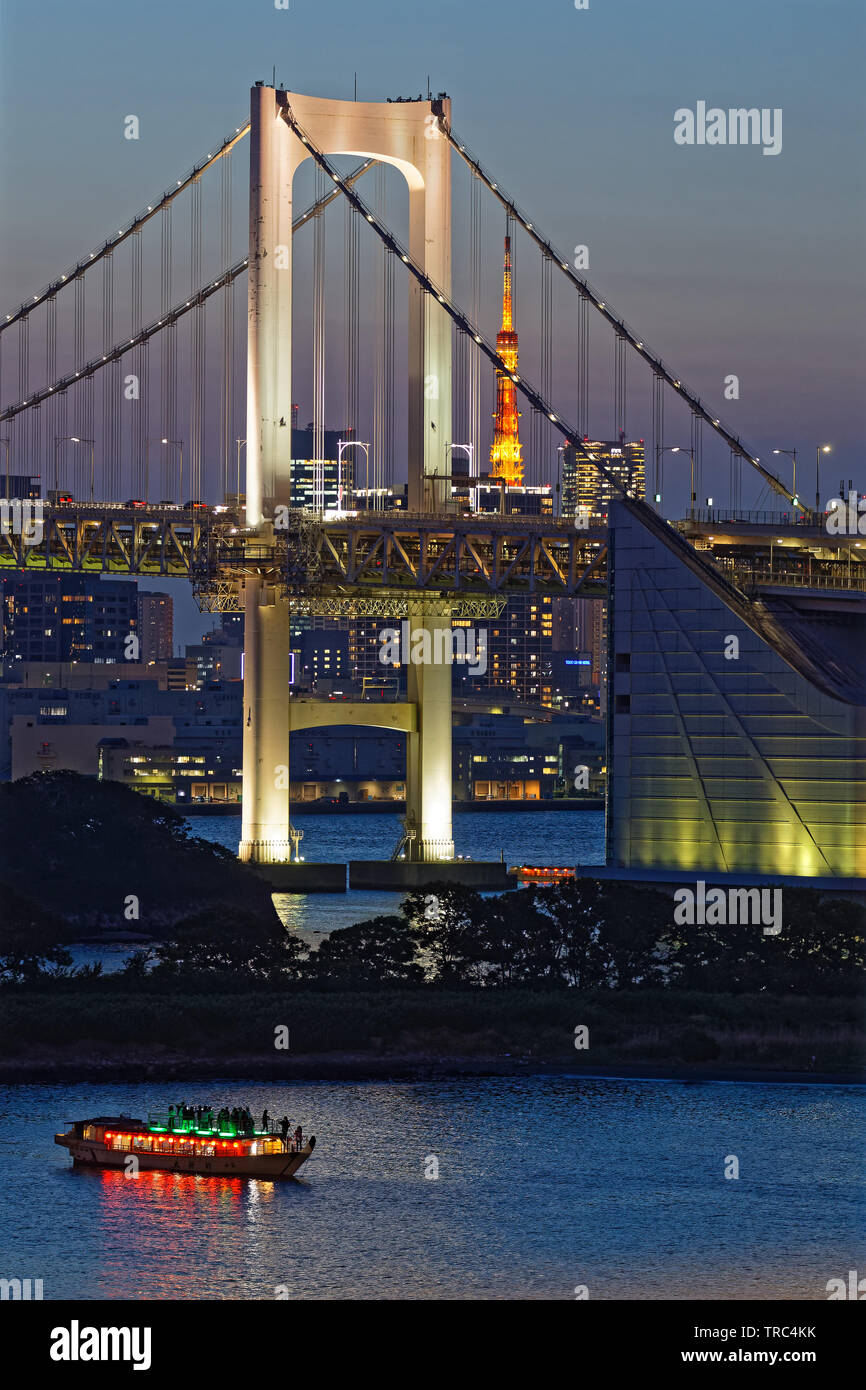 TOKYO, JAPON, le 17 mai 2019 : Nuit sur le pont en arc-en-ciel dans d'Odaiba. La grande région de Tokyo est classée comme région métropolitaine la plus peuplée au monde. Banque D'Images