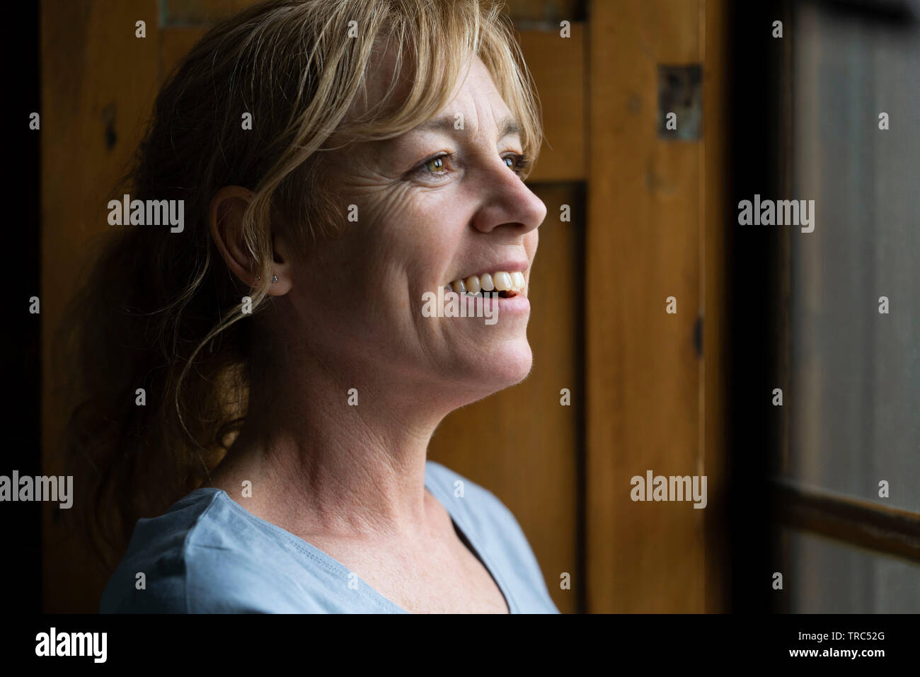 Close-up of woman looking through window Banque D'Images