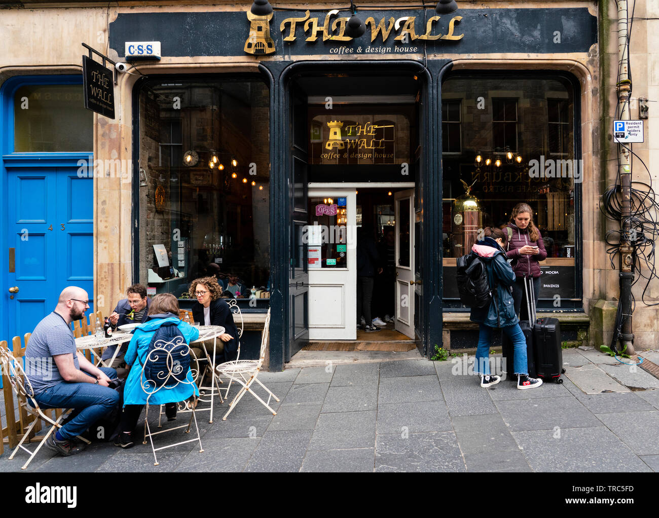 Vue extérieure de personnes dans le mur cafe sur Cockburn Street dans la vieille ville d'Édimbourg, Écosse, Royaume-Uni Banque D'Images