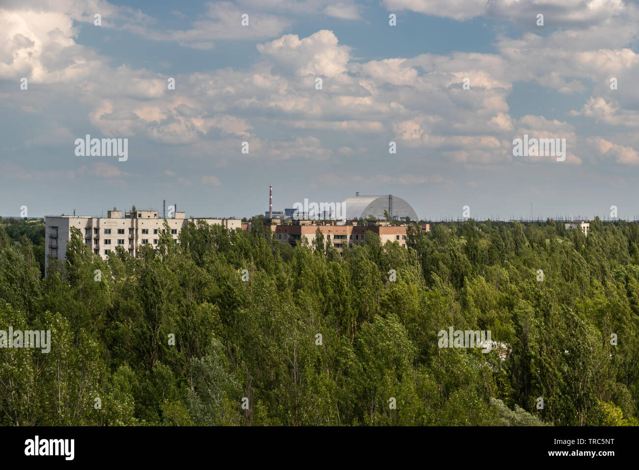 Vue du toit de l'ancienne ville de Pripya et la centrale nucléaire de Tchernobyl, zone d'exclusion de Tchernobyl, l'Ukraine Banque D'Images