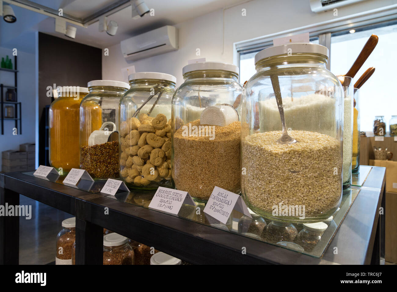 Manille, Philippines - 4 août, 2016 : une étagère dans un magasin avec des épices naturelles et les poudres dans des bocaux en verre sur l'affichage Banque D'Images