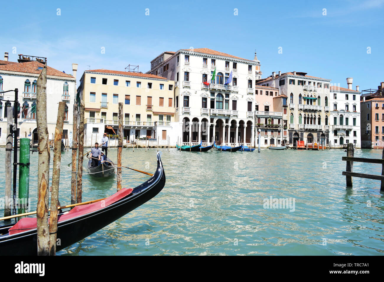 Venise/Italie - 8 mai 2015 : vue panoramique sur le Grand canal vie en ville dans une journée de printemps ensoleillée. Banque D'Images