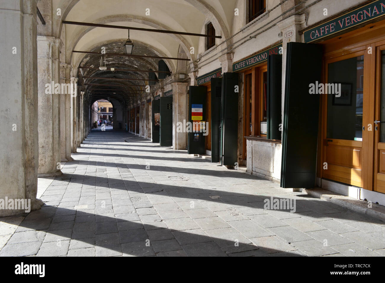 Venise/Italie - 8 mai 2015 : Belle vue sur l''intérieur de la vieille Venise galerie avec des cafés et des bars à l'intérieur. Banque D'Images