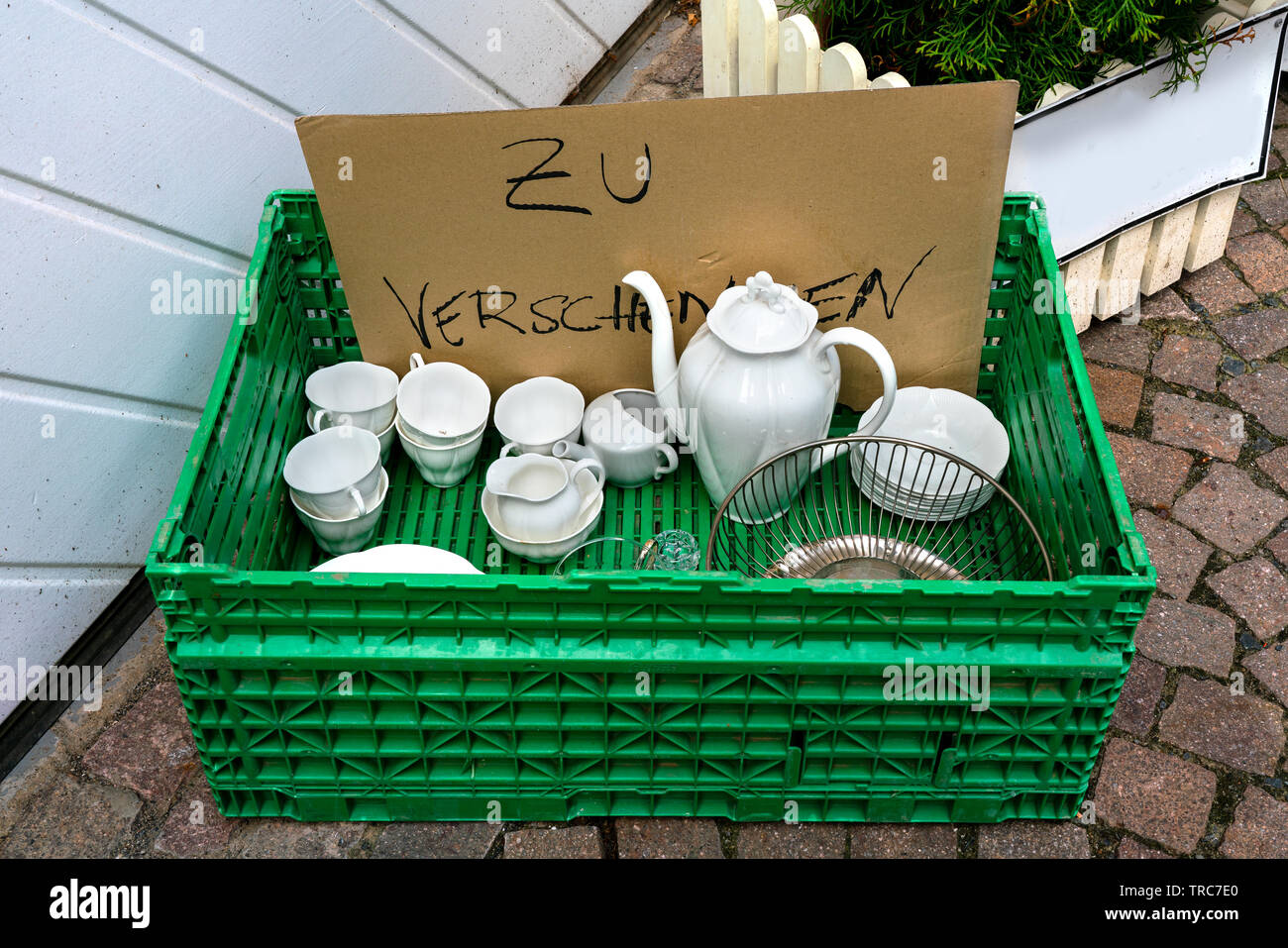 Service Café à donner (zu verschenken) dans le panier en plastique placé sur le trottoir Banque D'Images