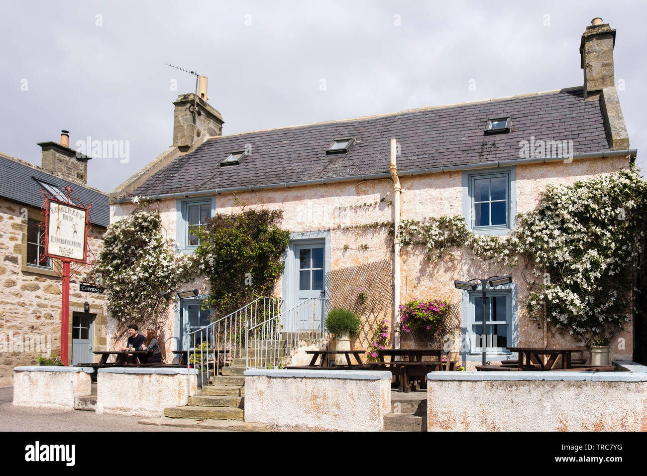 L'ancien village de Kimberley Inn real ale pub avec des gens assis à l'extérieur en été. Findhorn, Moray, Écosse, Royaume-Uni, Angleterre Banque D'Images