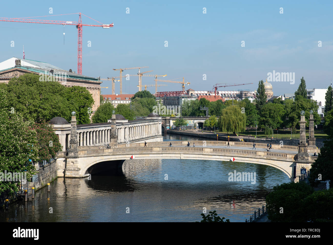 Friedrichbrücke sur la rivière Spree menant à l'île des musées, Berlin, Allemagne. Banque D'Images