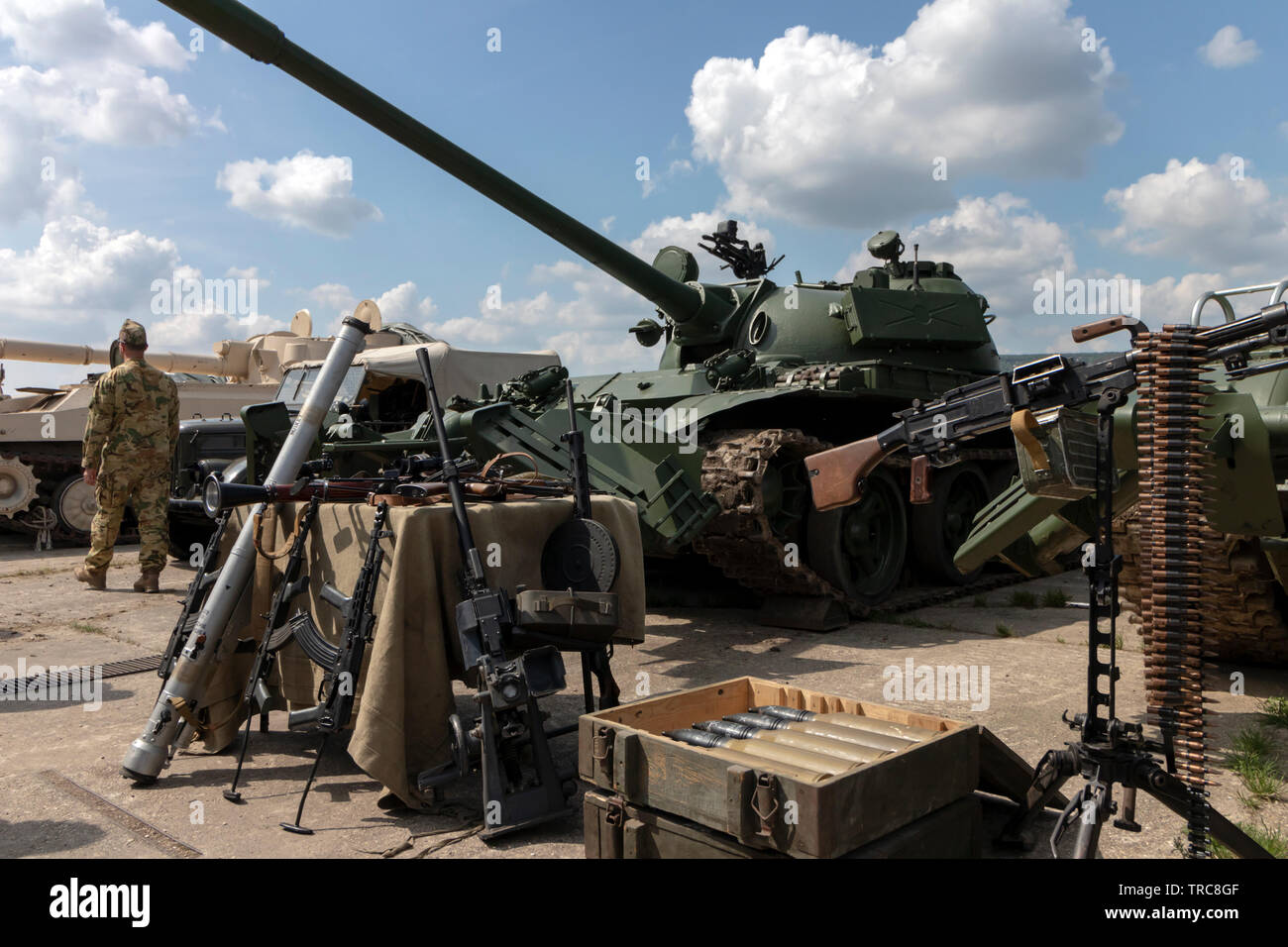 BUDAPEST/Hongrie - 05,18, 2019 : Fédération de l'équipement militaire à l'écran : des armes automatiques, des mitraillettes, des lance-grenades, rpg, obus de char dans les caisses de munitions. Banque D'Images