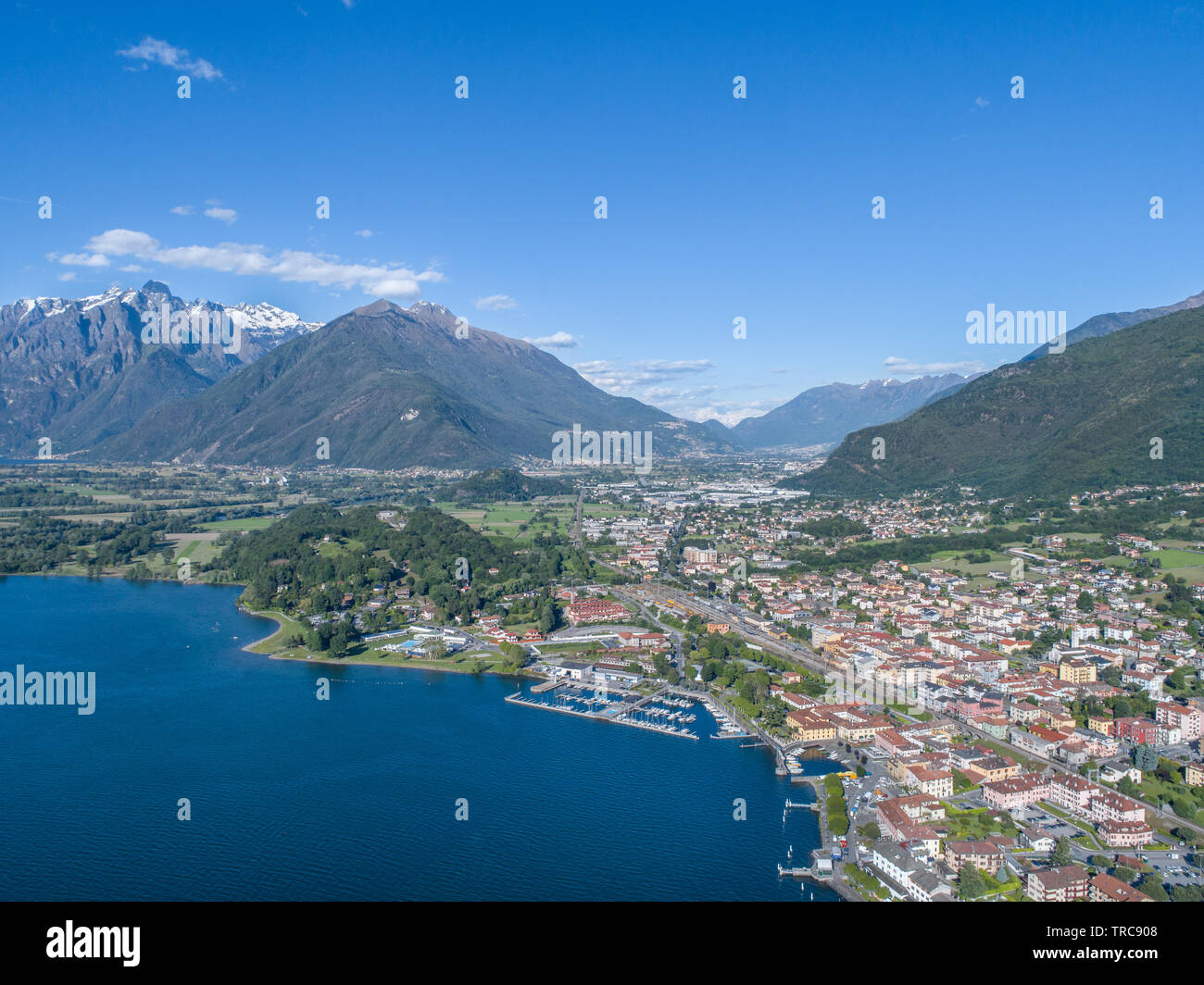 Ville de Colico et vallée de la Valteline. Photo aérienne Banque D'Images