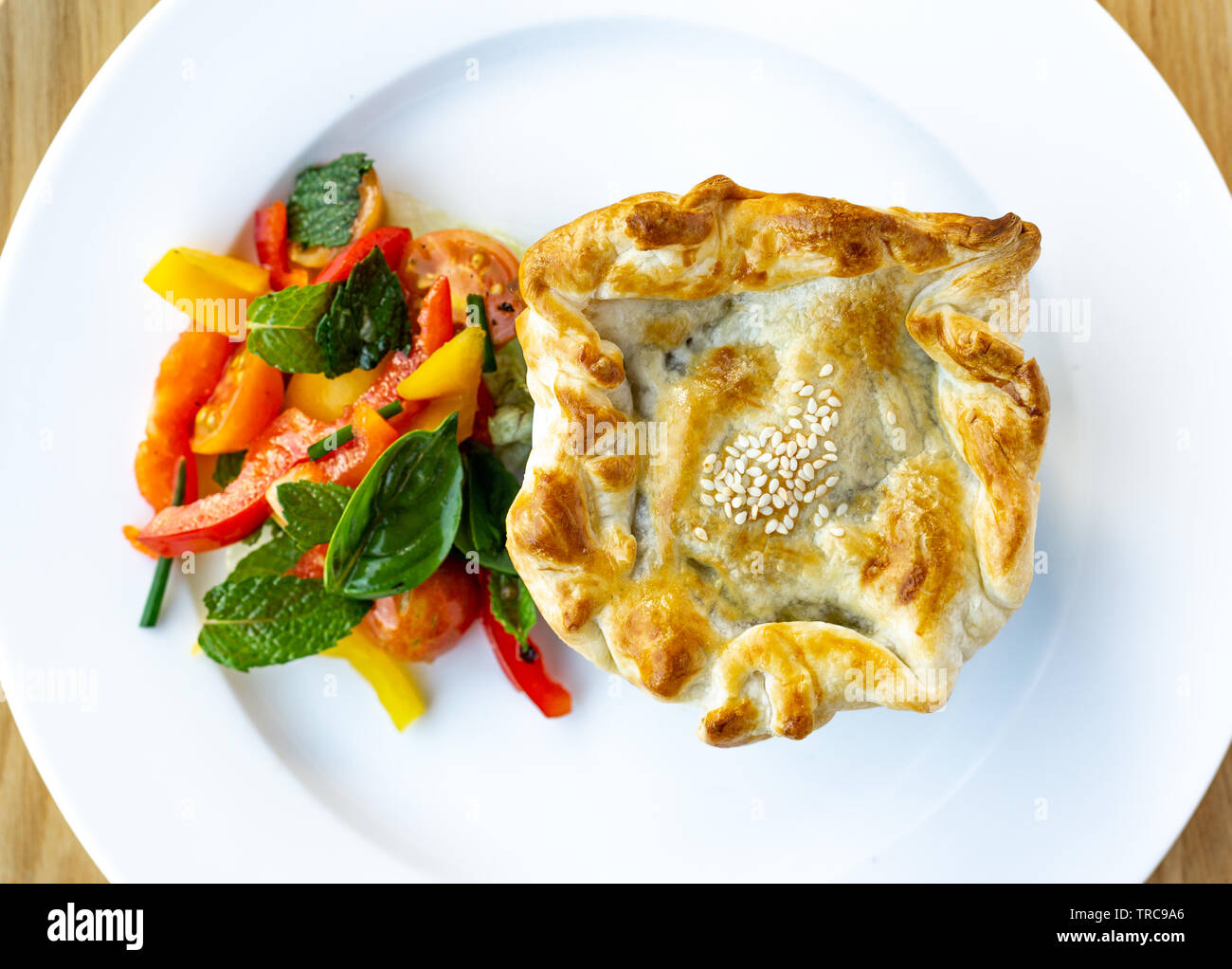 Belle maison faite de champignons et de poulet pie à la menthe fraîche, le basilic, la tomate et du capsicum salade. Banque D'Images