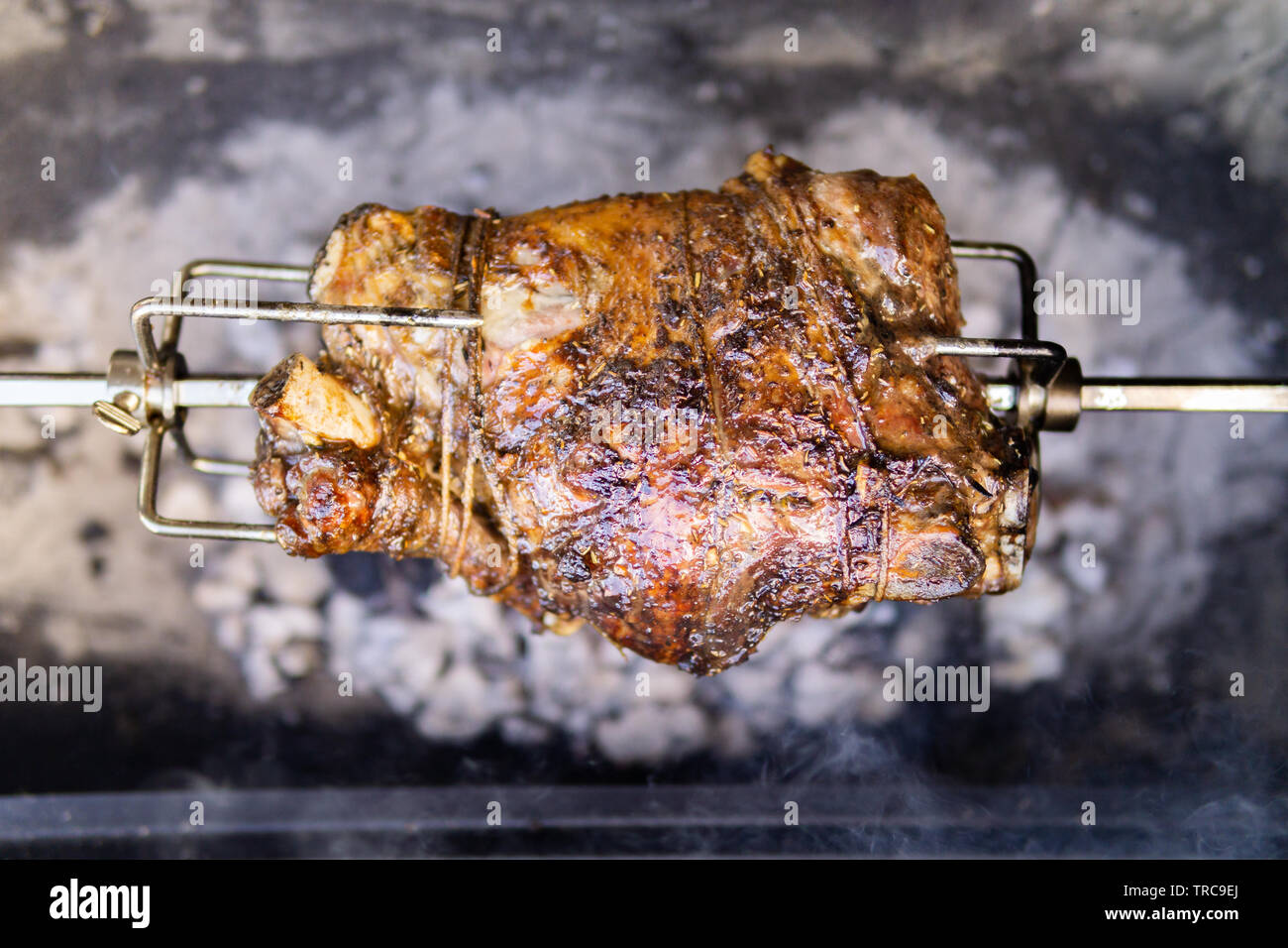 Yummy cuisson gigot d'agneau rôti à la broche sur des charbons ardents  Photo Stock - Alamy