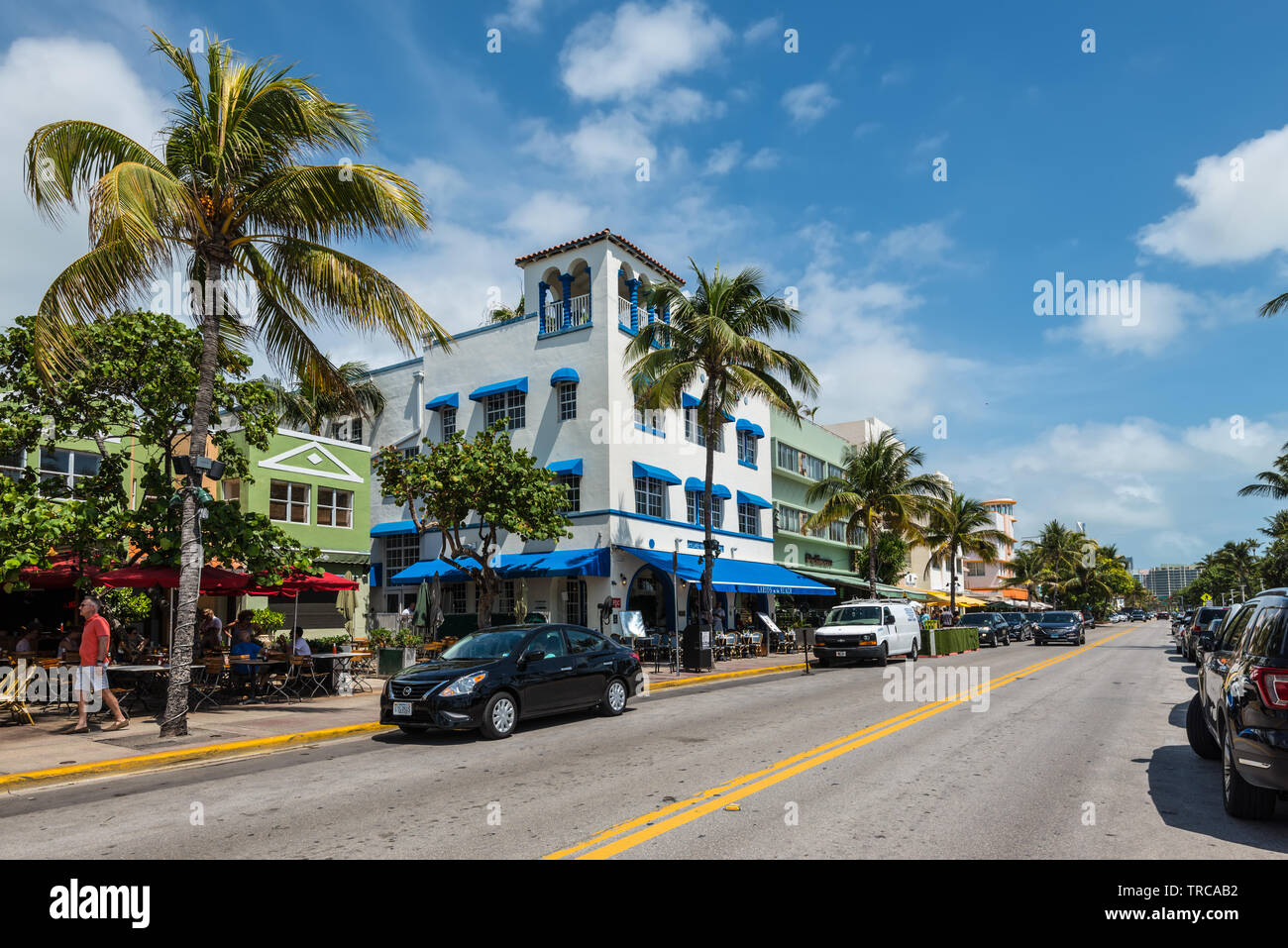 Miami, FL, USA - Le 19 avril 2019 : la vie de la rue à l'historique quartier Art déco de Miami South Beach avec des hôtels, cafés et restaurants sur l'OCÉAN D Banque D'Images