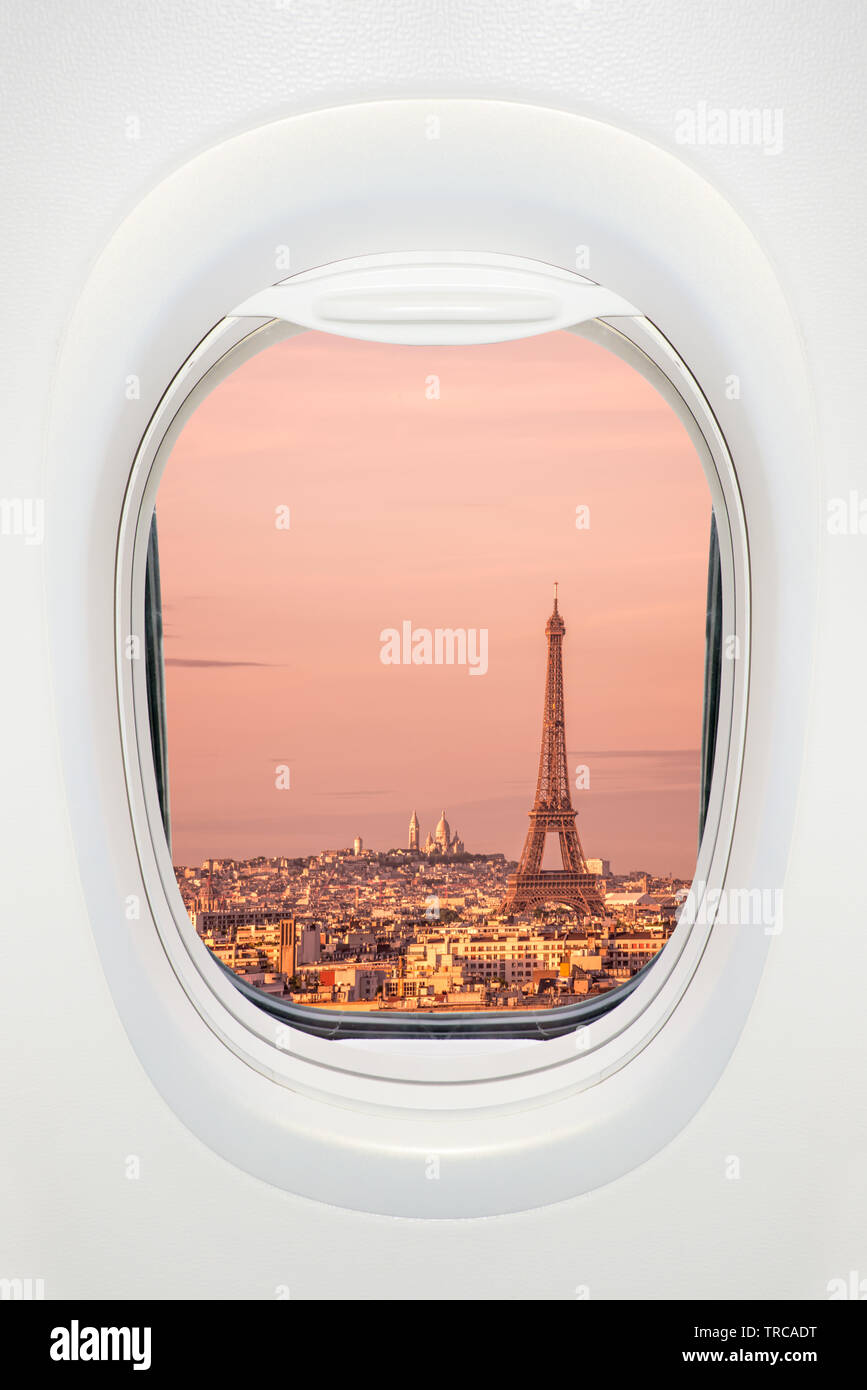 Paris au coucher du soleil vu à travers la fenêtre de l'avion, voyages en Europe concept Banque D'Images