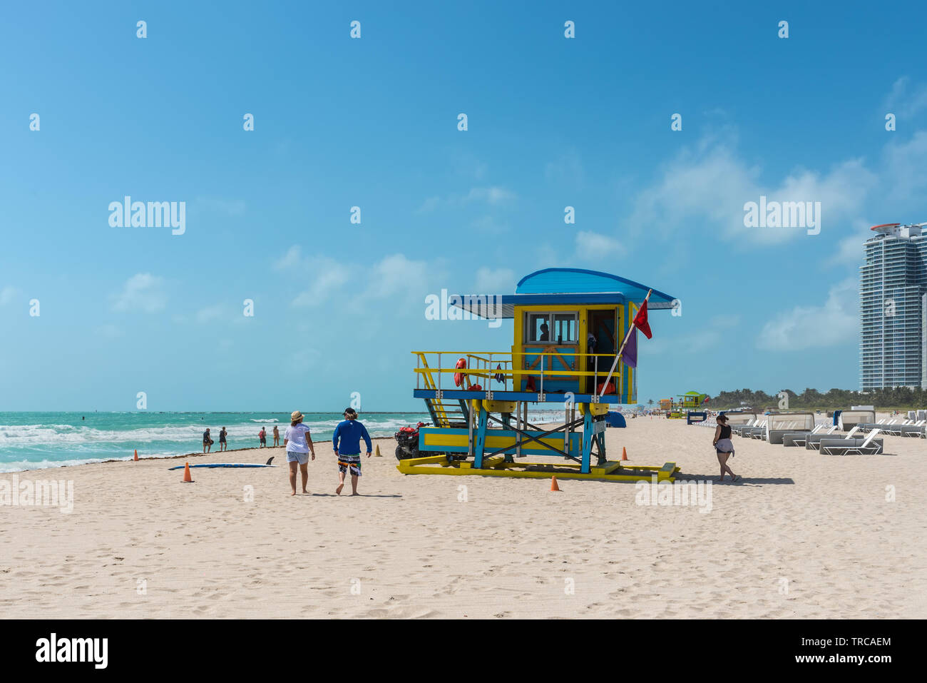 Miami, FL, USA - Le 19 avril 2019 : Le sauveteur tour dans un style Art Déco, avec ciel bleu et l'océan Atlantique à l'arrière-plan. Célèbre billet loca Banque D'Images